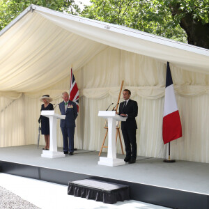 Le prince Charles, prince de Galles, Camilla Parker Bowles, duchesse de Cornouailles et le président de la République française Emmanuel Macron lors la commémoration du 80ème anniversaire de l'appel du 18 juin du général de Gaulle au Carlton Garden à Londres, Royaume Uni, le 18 juin 2010.