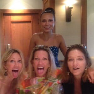 Exclusif - Heather Locklear (53 ans) fête Thanksgiving en compagnie de ses soeurs Laurie (blonde au milieu), Colleen ( la brune à droite) et la petite-amie de son neveu derrière elles à Los Angeles le 27 novembre 2014