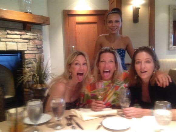 Exclusif - Heather Locklear (53 ans) fête Thanksgiving en compagnie de ses soeurs Laurie (blonde au milieu), Colleen ( la brune à droite) et la petite-amie de son neveu derrière elles à Los Angeles le 27 novembre 2014