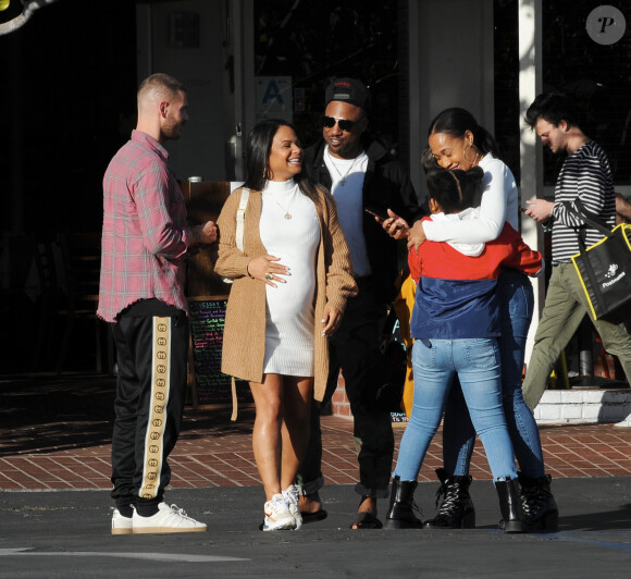 Christina Milian, enceinte, dans une robe moulante blanche à la sortie de chez Fred Segal's avec son compagnon Matt Pokora et sa fille, Violet Madison Nash, après avoir déjeuné avec des amis, à Los Angeles, Californie, Etats-Unis, le 7 janvier 2020.