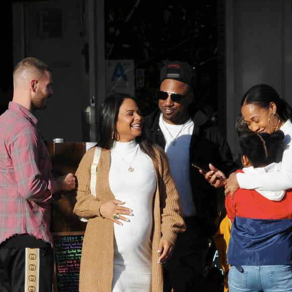 Christina Milian, enceinte, dans une robe moulante blanche à la sortie de chez Fred Segal's avec son compagnon Matt Pokora et sa fille, Violet Madison Nash, après avoir déjeuné avec des amis, à Los Angeles, Californie, Etats-Unis, le 7 janvier 2020.