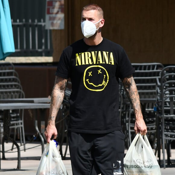 Matt Pokora porte un masque pour se protéger de l'épidémie de Coronavirus (Covid-19) pour faire quelques provisions dans un supermarché à Los Angeles, Californie, Etats-Unis, le 7 juin 2020