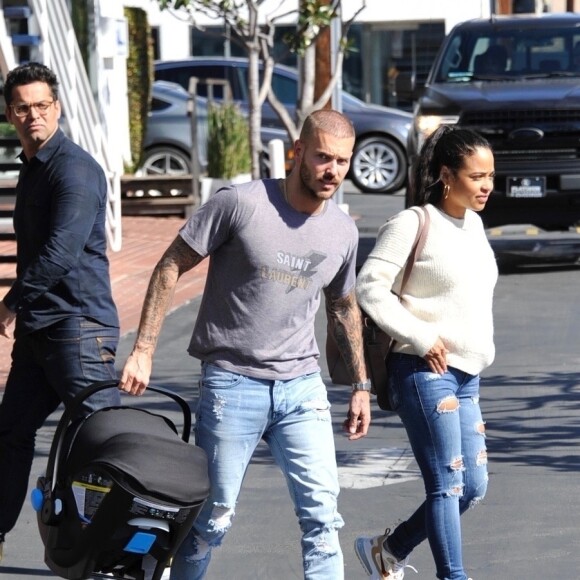 Matt Pokora et sa compagne Christina Milian se baladent avec leur fils Isaiah dans le quartier de West Hollywood à Los Angeles. La petite famille est allée déjeuner chez Fred Segal. Le 11 février 2020