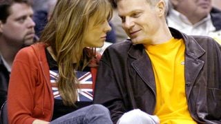 Elizabeth Hurley dévastée : le père de son fils s'est suicidé