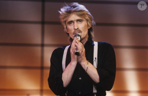 Christophe, chantant lors de l'émission "C'est encore mieux l'après-midi". Le 30 décembre 1985. © Gérard Letellier via Bestimage