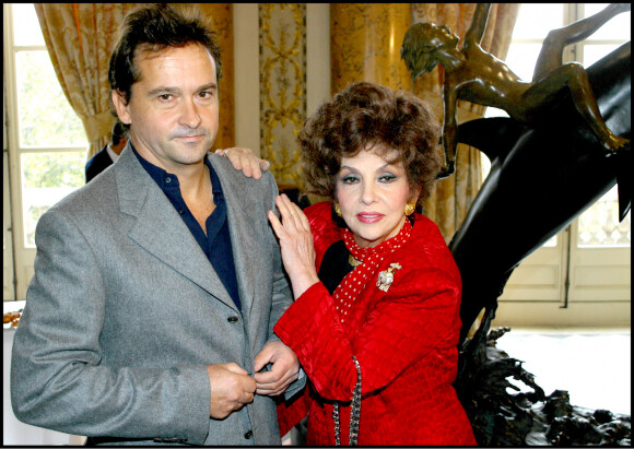 Gina Lollobrigida et son fils Milko au vernissage de son exposition de sculptures à l'hotel de la monnaie. Le 9 octobre 2003 à Paris. 