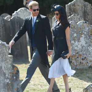 Le prince Harry, duc de Sussex, et Meghan Markle, duchesse de Sussex, au mariage de Charlie Van Straubanzee et Daisy Jenkins en l'église Saint-Marie-La-Vierge à Frensham, le 4 août 2018.