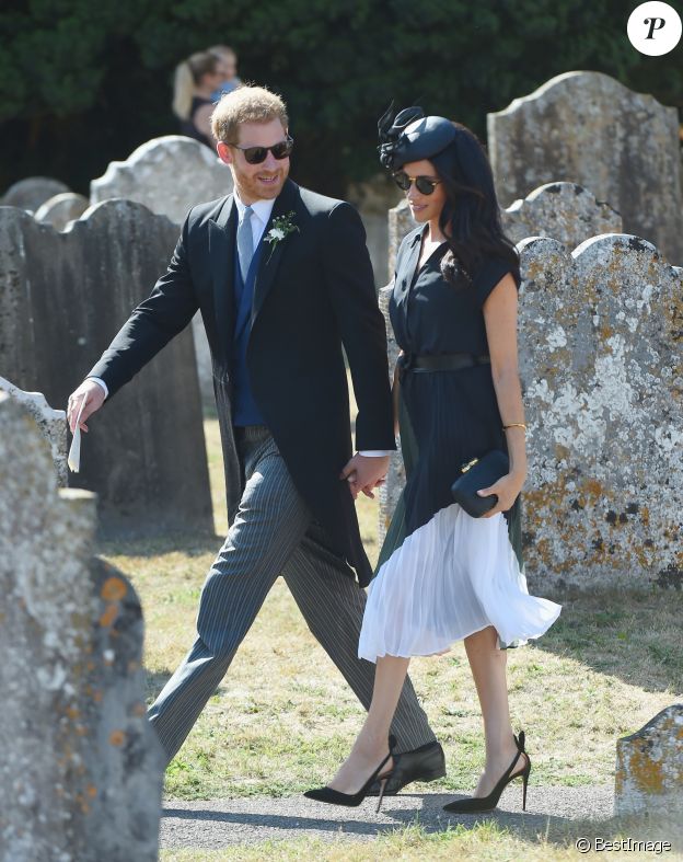 Le prince Harry, duc de Sussex, et Meghan Markle, duchesse de Sussex, au mariage de Charlie Van Straubanzee et Daisy Jenkins en l'église Saint-Marie-La-Vierge à Frensham, le 4 août 2018.