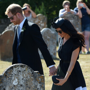 Le prince Harry, duc de Sussex, et Meghan Markle, duchesse de Sussex, au mariage de Charlie Van Straubanzee et Daisy Jenkins en l'église Saint-Marie-La-Vierge à Frensham, le 4 août 2018.