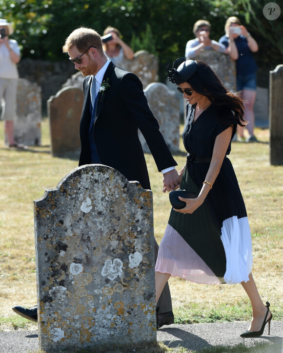 Le prince Harry, duc de Sussex, et Meghan Markle, duchesse de Sussex, au mariage de Charlie Van Straubanzee et Daisy Jenkins en l'église Saint-Marie-La-Vierge à Frensham, le 4 août 2018.
