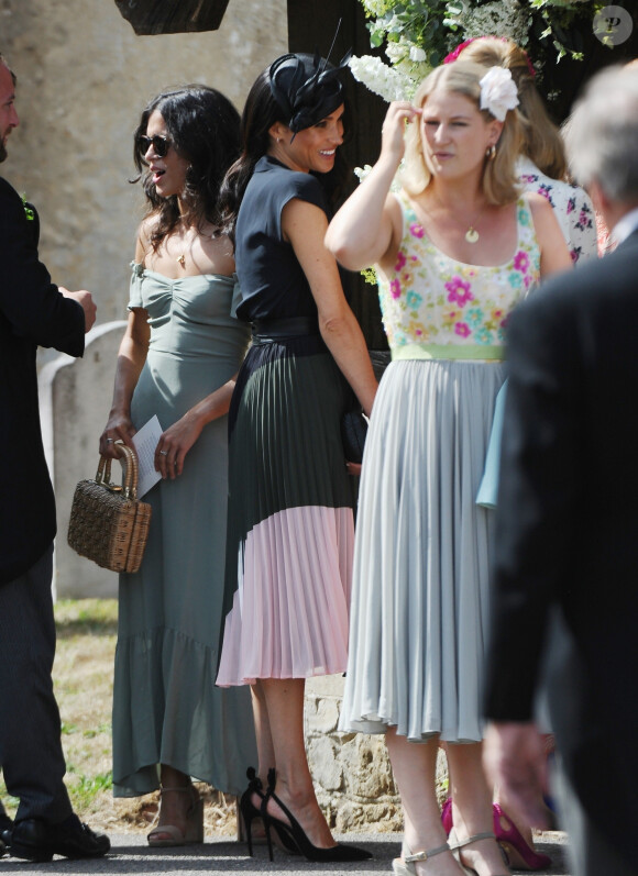 Le prince Harry, duc de Sussex, et Meghan Markle, duchesse de Sussex, au mariage de Charlie Van Straubanzee et Daisy Jenkins en l'église Saint-Marie-La-Vierge à Frensham, le 4 août 2018.
