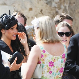 Le prince Harry, duc de Sussex, et Meghan Markle, duchesse de Sussex, au mariage de Charlie Van Straubanzee et Daisy Jenkins en l'église Saint-Marie-La-Vierge à Frensham, le 4 août 2018.