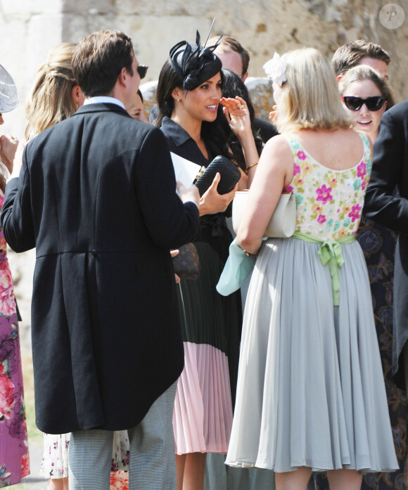 Le prince Harry, duc de Sussex, et Meghan Markle, duchesse de Sussex, au mariage de Charlie Van Straubanzee et Daisy Jenkins en l'église Saint-Marie-La-Vierge à Frensham, le 4 août 2018.