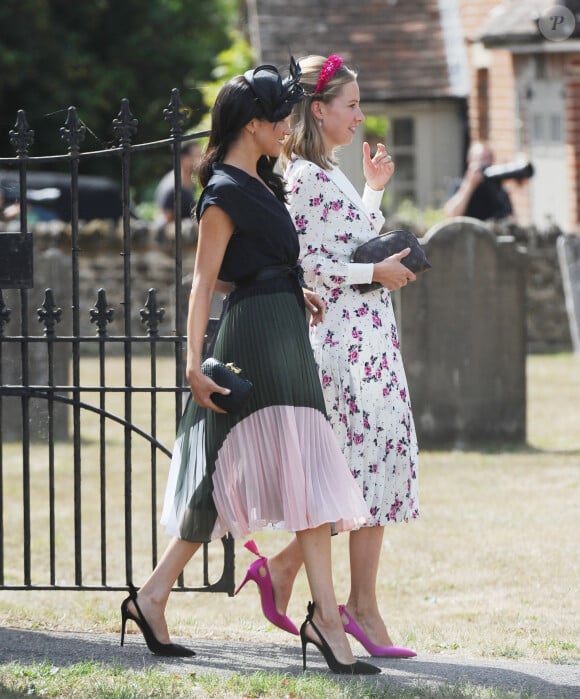 Meghan Markle, duchesse de Sussex, au mariage de Charlie Van Straubanzee et Daisy Jenkins en l'église Saint-Marie-La-Vierge à Frensham, le 4 août 2018.