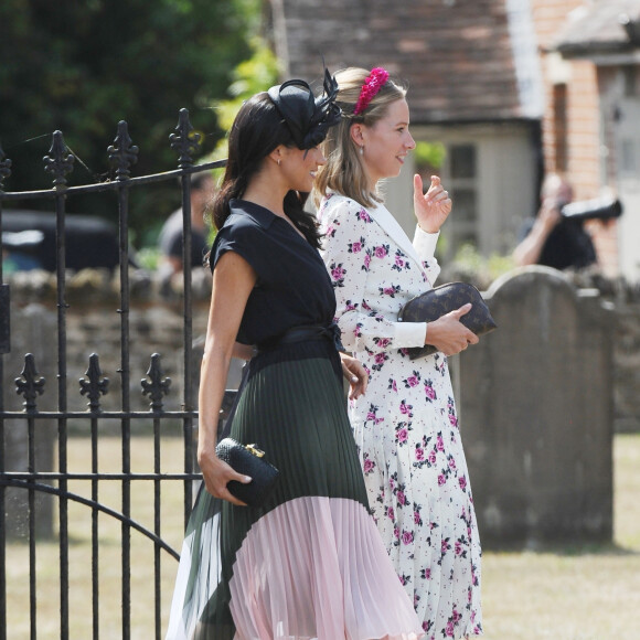 Meghan Markle, duchesse de Sussex, au mariage de Charlie Van Straubanzee et Daisy Jenkins en l'église Saint-Marie-La-Vierge à Frensham, le 4 août 2018.