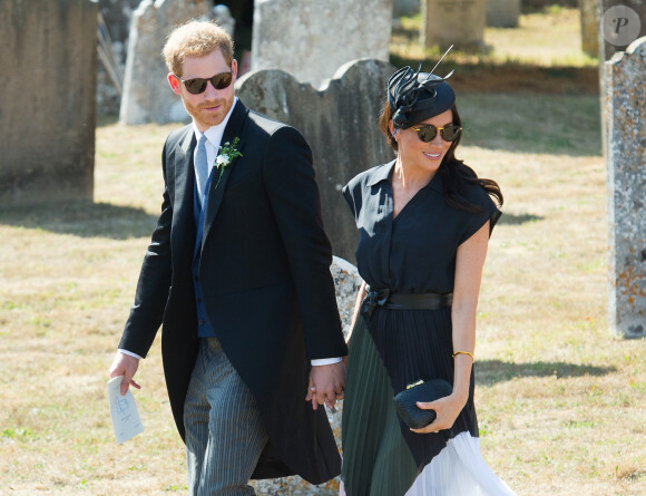 Le prince Harry, duc de Sussex, et Meghan Markle, duchesse de Sussex, au mariage de Charlie Van Straubanzee et Daisy Jenkins en l'église Saint-Marie-La-Vierge à Frensham, le 4 août 2018.