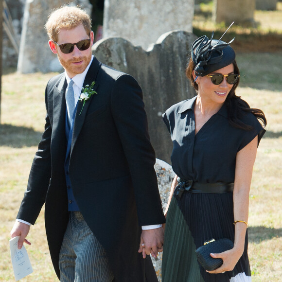 Le prince Harry, duc de Sussex, et Meghan Markle, duchesse de Sussex, au mariage de Charlie Van Straubanzee et Daisy Jenkins en l'église Saint-Marie-La-Vierge à Frensham, le 4 août 2018.