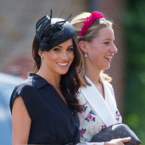 Le prince Harry, duc de Sussex, et Meghan Markle, duchesse de Sussex, au mariage de Charlie Van Straubanzee et Daisy Jenkins en l'église Saint-Marie-La-Vierge à Frensham, le 4 août 2018.