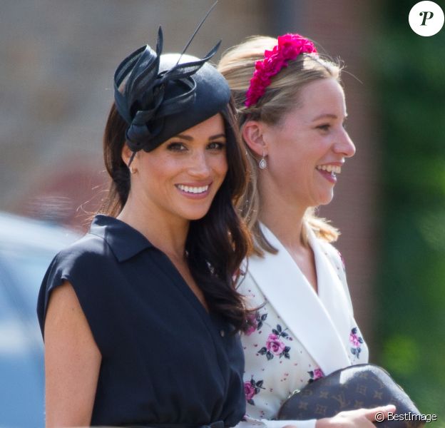 Le prince Harry, duc de Sussex, et Meghan Markle, duchesse de Sussex, au mariage de Charlie Van Straubanzee et Daisy Jenkins en l'église Saint-Marie-La-Vierge à Frensham, le 4 août 2018.