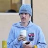 Justin Bieber prend un café sur le chemin du studio de danse à Los Angeles, le 1er février 2020.