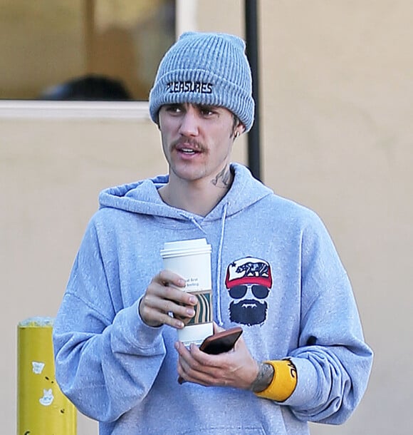 Justin Bieber prend un café sur le chemin du studio de danse à Los Angeles, le 1er février 2020.