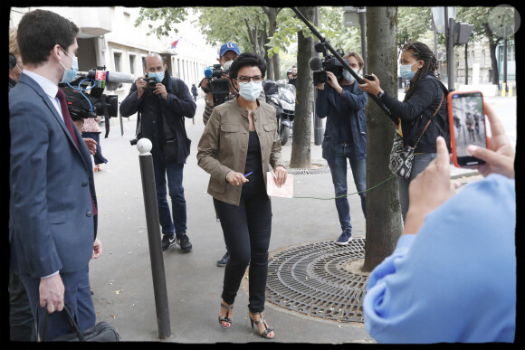 Rachida Dati, la seule maire de Paris élue dès le premier tour dans un arrondissement parisien (le 7ème) à eu une procuration pour voter dans le 11ème à l'école élémentaire République ou sa directrice de campagne N. Garnier est candidate, le 28 juin 2020. © Alain Guizard/Bestimage