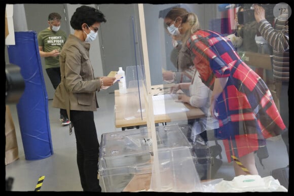 Rachida Dati, la seule maire de Paris élue dès le premier tour dans un arrondissement parisien (le 7ème) à eu une procuration pour voter dans le 11ème à l'école élémentaire République ou sa directrice de campagne N. Garnier est candidate, le 28 juin 2020. © Alain Guizard/Bestimage