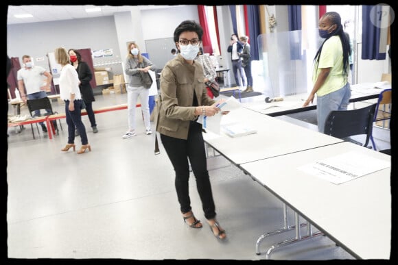 Rachida Dati, la seule maire de Paris élue dès le premier tour dans un arrondissement parisien (le 7ème) à eu une procuration pour voter dans le 11ème à l'école élémentaire République ou sa directrice de campagne N. Garnier est candidate, le 28 juin 2020. © Alain Guizard/Bestimage