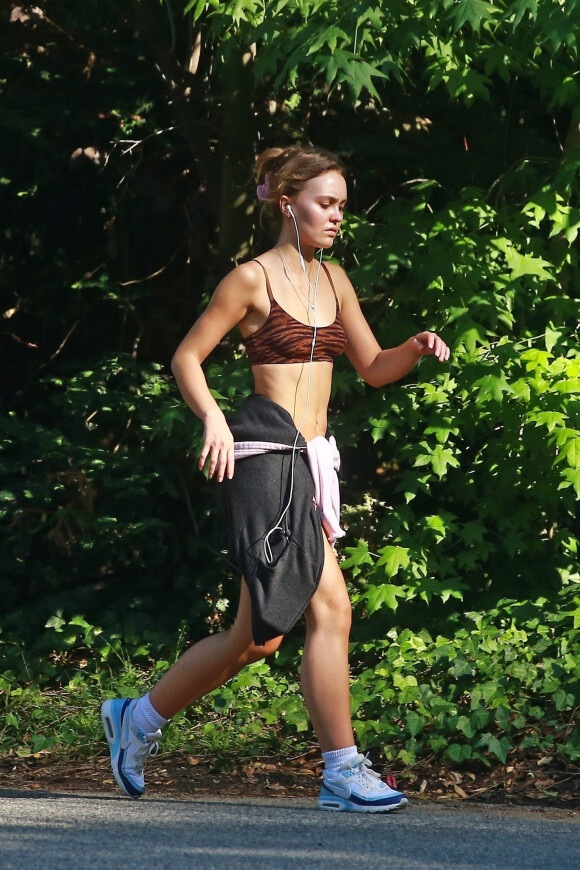 Exclusif - Lily-Rose Depp fait du sport dans les rues de Los Angeles, le 17 juin 2020.