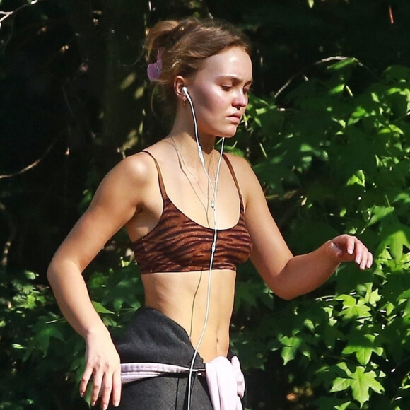 Exclusif - Lily-Rose Depp fait du sport dans les rues de Los Angeles, le 17 juin 2020.