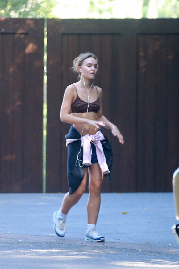 Exclusif - Lily-Rose Depp fait du sport dans les rues de Los Angeles, le 17 juin 2020.