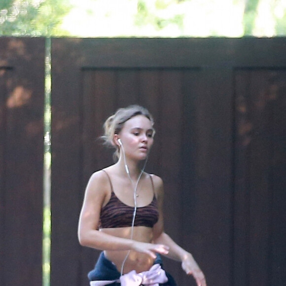 Exclusif - Lily-Rose Depp fait du sport dans les rues de Los Angeles, le 17 juin 2020.