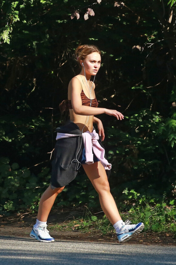 Exclusif - Lily-Rose Depp fait du sport dans les rues de Los Angeles, le 17 juin 2020.