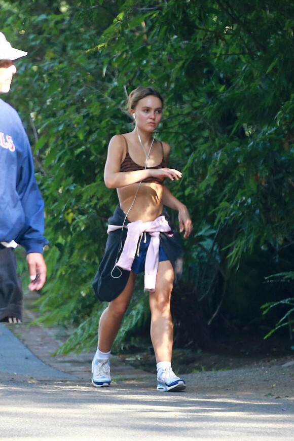 Exclusif - Lily-Rose Depp fait du sport dans les rues de Los Angeles, le 17 juin 2020.