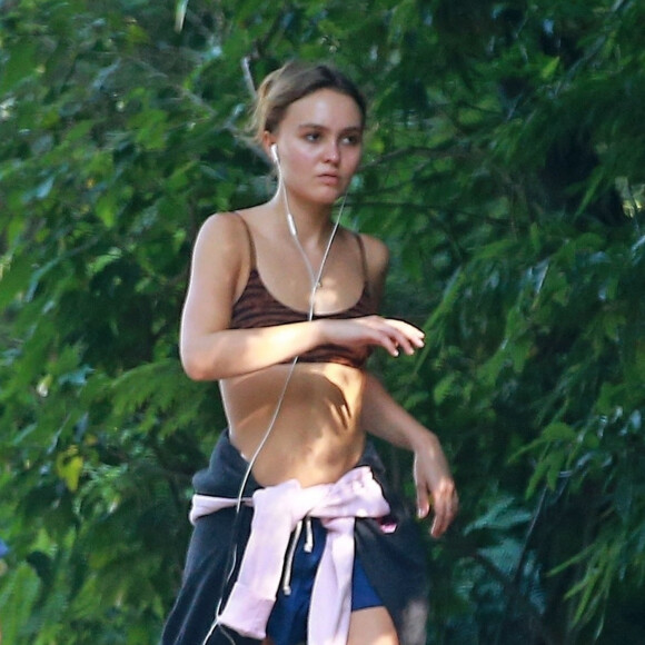 Exclusif - Lily-Rose Depp fait du sport dans les rues de Los Angeles, le 17 juin 2020.