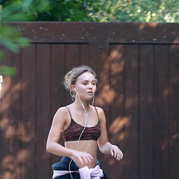 Exclusif - Lily-Rose Depp fait du sport dans les rues de Los Angeles, le 17 juin 2020.