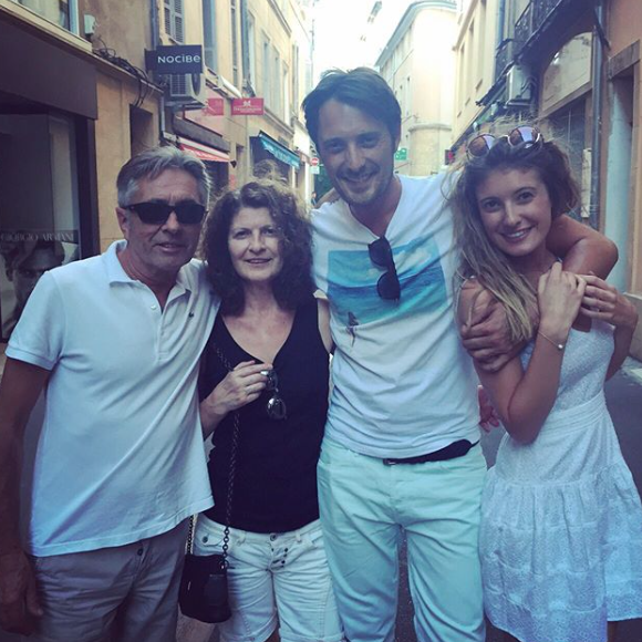 Vincent Cerutti, sa soeur et leurs parents sur Instagram. Photo dévoilée en avril 2020.