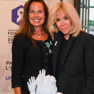 Exclusif - L'artiste Laurence Jenkell et la Première Dame Brigitte Macron - L'artiste L.Jenkell dévoile en exclusivité une sculpture unique au profit de la Fondation des Femmes à la Cité Audacieuse le 9 juin 2020. © Sébastien Valiela / Bestimage