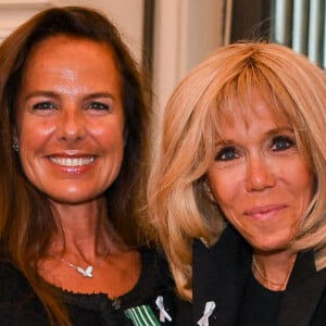 Exclusif - L'artiste Laurence Jenkell et la Première Dame Brigitte Macron - L'artiste L.Jenkell dévoile en exclusivité une sculpture unique au profit de la Fondation des Femmes à la Cité Audacieuse le 9 juin 2020. © Sébastien Valiela / Bestimage