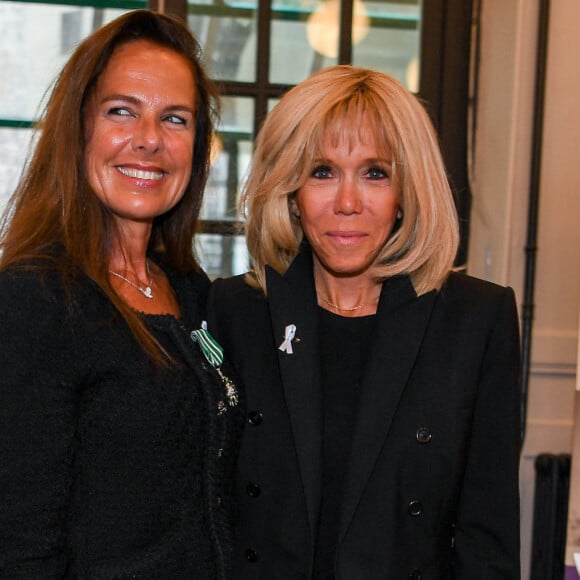 Exclusif - L'artiste Laurence Jenkell et la Première Dame Brigitte Macron - L'artiste L.Jenkell dévoile en exclusivité une sculpture unique au profit de la Fondation des Femmes à la Cité Audacieuse le 9 juin 2020. © Sébastien Valiela / Bestimage