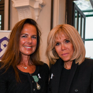 Exclusif - L'artiste Laurence Jenkell et la Première Dame Brigitte Macron - L'artiste L.Jenkell dévoile en exclusivité une sculpture unique au profit de la Fondation des Femmes à la Cité Audacieuse le 9 juin 2020. © Sébastien Valiela / Bestimage