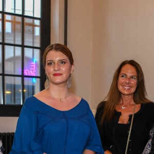 Exclusif - Anne-Cécile Mailfert (présidente de Fondation des Femmes), Marlène Schiappa (Secrétaire d'État chargé(e) de l'Égalité entre les femmes et les hommes), la sculptrice et artiste peintre française Laurence Jenkell et la Première Dame Brigitte Macron - L'artiste L.Jenkell dévoile en exclusivité une sculpture unique au profit de la Fondation des Femmes à la Cité Audacieuse le 9 juin 2020. © Sébastien Valiela / Bestimage