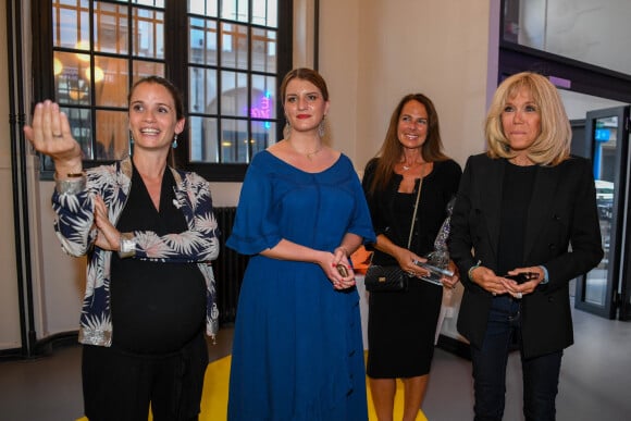 Exclusif - Anne-Cécile Mailfert (présidente de Fondation des Femmes), Marlène Schiappa (Secrétaire d'État chargé(e) de l'Égalité entre les femmes et les hommes), la sculptrice et artiste peintre française Laurence Jenkell et la Première Dame Brigitte Macron - L'artiste L.Jenkell dévoile en exclusivité une sculpture unique au profit de la Fondation des Femmes à la Cité Audacieuse le 9 juin 2020. © Sébastien Valiela / Bestimage