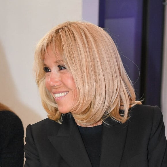 Exclusif - La Première Dame Brigitte Macron - L'artiste L.Jenkell dévoile en exclusivité une sculpture unique au profit de la Fondation des Femmes à la Cité Audacieuse le 9 juin 2020. © Sébastien Valiela / Bestimage