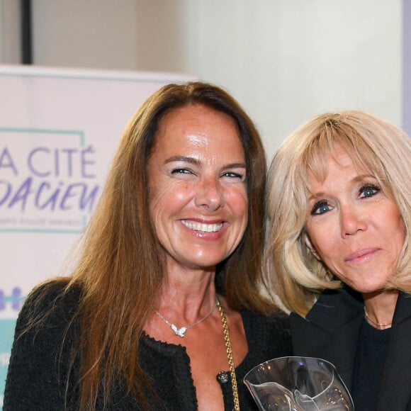 Exclusif - L'artiste Laurence Jenkell et la Première Dame Brigitte Macron - L'artiste L.Jenkell dévoile en exclusivité une sculpture unique au profit de la Fondation des Femmes à la Cité Audacieuse le 9 juin 2020. © Sébastien Valiela / Bestimage