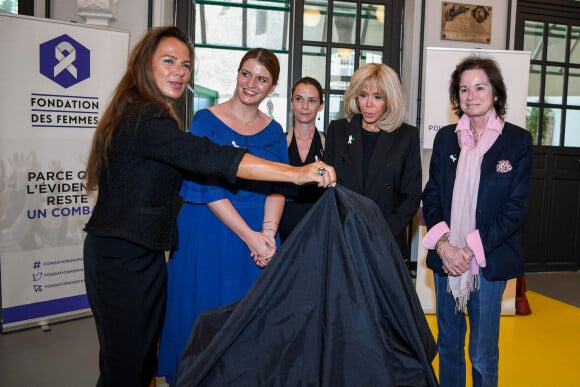 Exclusif - Anne-Cécile Mailfert (présidente de Fondation des Femmes), Marlène Schiappa (Secrétaire d'État chargé(e) de l'Égalité entre les femmes et les hommes), la sculptrice et artiste peintre française Laurence Jenkell, la Première Dame Brigitte Macron et Sylvie Pierre-Brossolette, présidente d'honneur de la Cité Audacieuse - L'artiste L.Jenkell dévoile en exclusivité une sculpture unique au profit de la Fondation des Femmes à la Cité Audacieuse le 9 juin 2020. © Sébastien Valiela / Bestimage