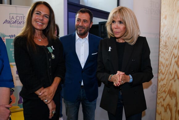 Exclusif  - L'artiste Laurence Jenkell, Bernard Montiel et la Première Dame Brigitte Macron - L'artiste L.Jenkell dévoile en exclusivité une sculpture unique au profit de la Fondation des Femmes à la Cité Audacieuse le 9 juin 2020. © Sébastien Valiela / Bestimage