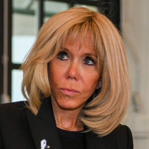 Exclusif - La Première Dame Brigitte Macron et guest - L'artiste L.Jenkell dévoile en exclusivité une sculpture unique au profit de la Fondation des Femmes à la Cité Audacieuse le 9 juin 2020.  © Sébastien Valiela / Bestimage