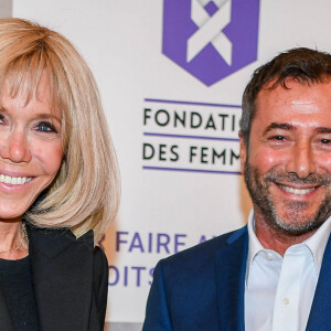 Exclusif - Bernard Montiel et la Première Dame Brigitte Macron - L'artiste L.Jenkell dévoile en exclusivité une sculpture unique au profit de la Fondation des Femmes à la Cité Audacieuse le 9 juin 2020. © Sébastien Valiela / Bestimage