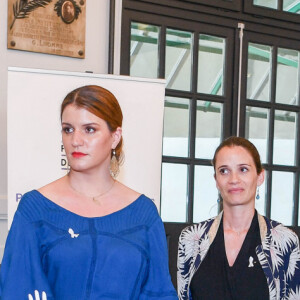 Exclusif - Anne-Cécile Mailfert (présidente de Fondation des Femmes), Marlène Schiappa (Secrétaire d'État chargé(e) de l'Égalité entre les femmes et les hommes), la sculptrice et artiste peintre française Laurence Jenkell, la Première Dame Brigitte Macron et Sylvie Pierre-Brossolette, présidente d'honneur de la Cité Audacieuse - L'artiste L.Jenkell dévoile en exclusivité une sculpture unique au profit de la Fondation des Femmes à la Cité Audacieuse le 9 juin 2020. © Sébastien Valiela / Bestimage